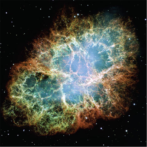 Крабовидная туманность — газовый остаток сверхновой с коллапсом ядра, взрыв которой наблюдался в 1054 г. В центре — нейтронная звезда (указана стрелкой), выбрасывающая частицы, заставляющие газ светиться (голубой). Внешние волокна в основном состоят из водорода и гелия разрушенной массивной звезды