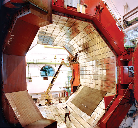 Детектор ALICE начнет работать на Большом адронном коллайдере в CERN в 2008 г. Он будет анализировать столкновения ядер свинца, происходящие с энергией приблизительно в 50 раз большей, чем в мини-взрывах на RHIC