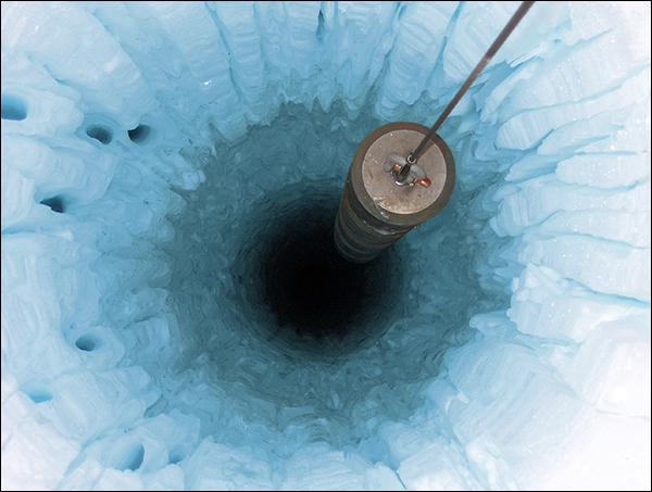Скважины в антарктическом льду, в которые опускаются «нити» с модулями, проделываются специальной буровой установкой, использующей горячую воду. (Фото James Roth.) 