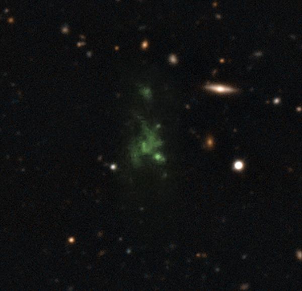Гигантское облако газа LAB1. Излучение лайман-альфа представляется зелёным. (Иллюстрация ESO / M. Hayes.)
