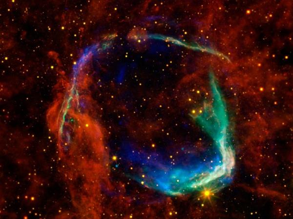 Изображение объекта RCW 86, которое объединяет данные нескольких космических телескопов (иллюстрация NASA / ESA / JPL-Caltech / UCLA / CXC / SAO).