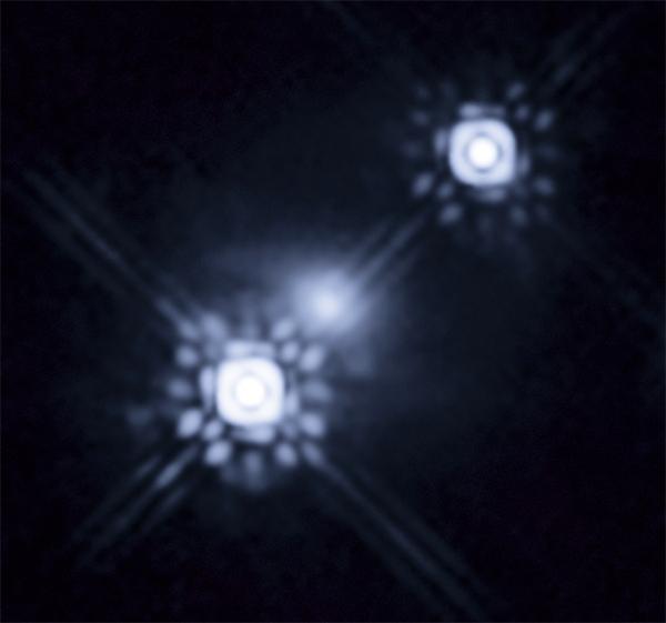 Двойное линзированное изображение квазара HE 1104-1805 (иллюстрация НАСА, ESA, J. A. Muñoz).
