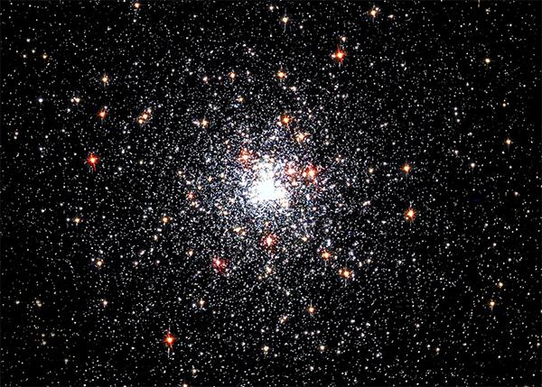 Шаровое звёздное скопление NGC 6624, сфотографированное телескопом «<noindex><a target=_blank href=http://hubblesite.org/>Хаббл</a></noindex>» (иллюстрация НАСА / ESA / I. King, Univ. of Calif., Berkeley / Wikisky.org).