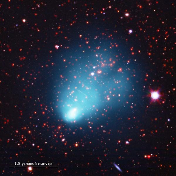 Композитное изображение ACT-CL J0102-4915, на котором рентгеновские данные выделены синим, оптические — красным, зелёным и синим, а инфракрасные — оранжевым (иллюстрация НАСА / JPL / CXC / Rutgers / ESO / VLT & SOAR / J. Hughes et al / F. Menanteau).