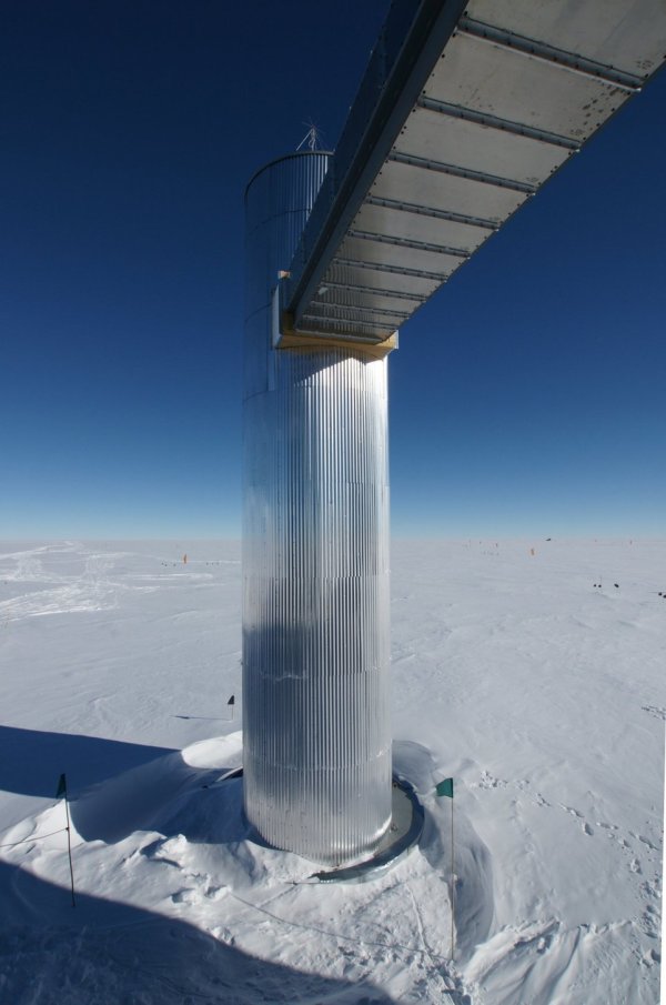 Наземная часть IceCube, одного из самых необычных исследовательских проектов последнего десятилетия (фото Michael Ashley).