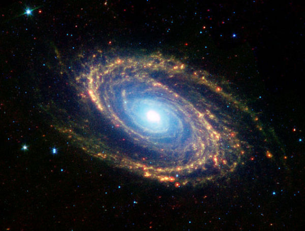 В центре спиральной галактики M81 находится сверхмассивная ЧД массой в 70 млн солнечных. Ещё одна Вселенная? (Фото NASA et al.)